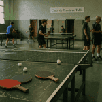 Salle de tennis de table autour de moi, joueurs et ambiance club