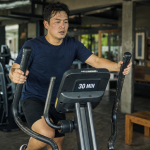 30 minutes de velo elliptique par jour : 450 calories brûlées, salle de sport