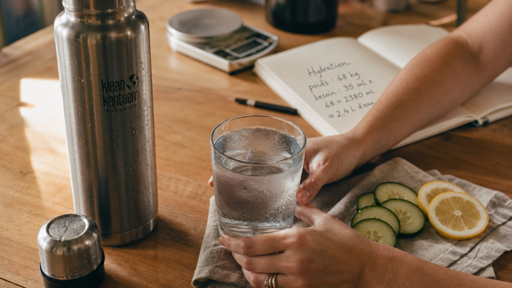 Combien d'eau boire par jour : gourde et verre d’eau pour calcul personnalisé
