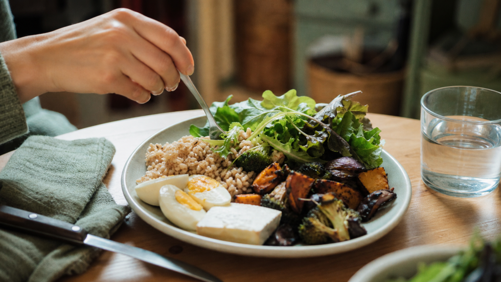 Assiette rassasiante pour manger équilibré sans se priver : légumes, riz complet, protéines