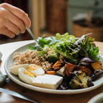 Assiette rassasiante pour manger équilibré sans se priver : légumes, riz complet, protéines