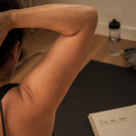 Muscle sous les bras : triceps, peau qui pend, extensions triceps
