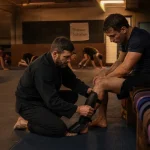 Salle des arts martiaux : instructeur et élèves en initiation